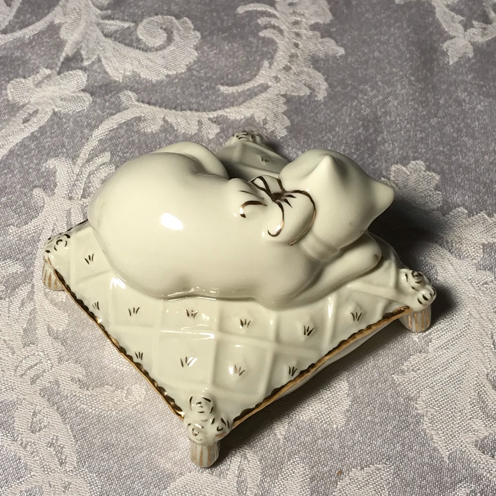Vintage Lenox “Dreaming Away” Resting Cat w 24K Gold Accent - Picture 2 of 3